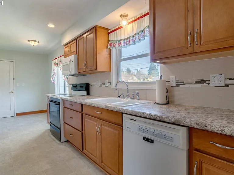 1335 Windsor Dr — Photo 9