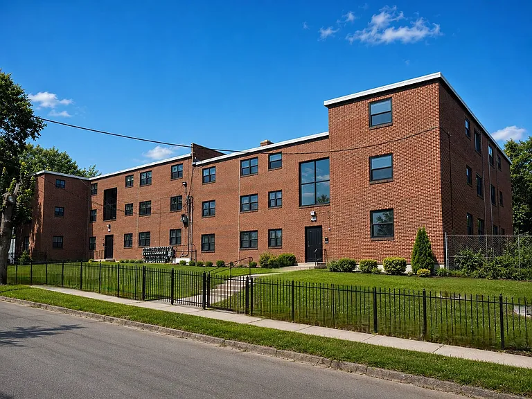 Bloomfield Gardens Apartments — Photo 2