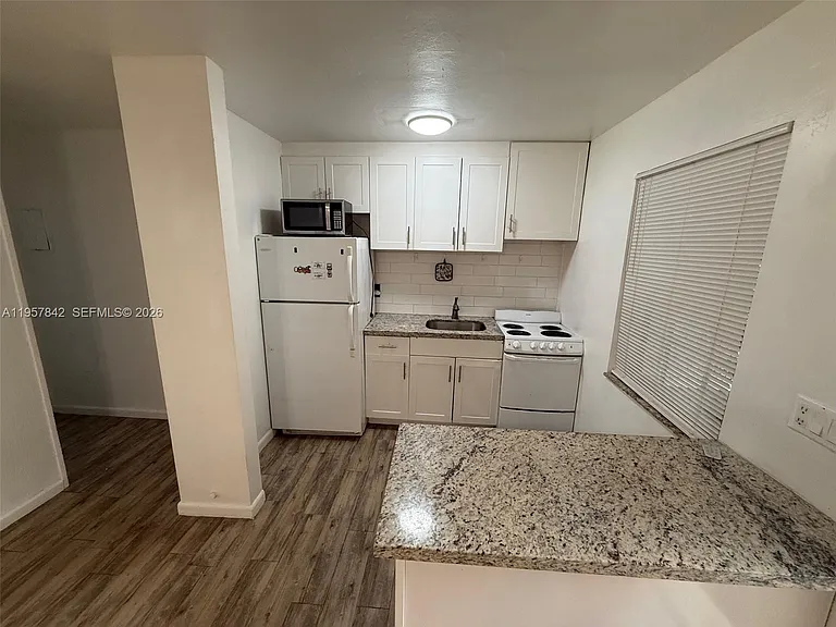 34 SW 5th St #2 — Photo 5