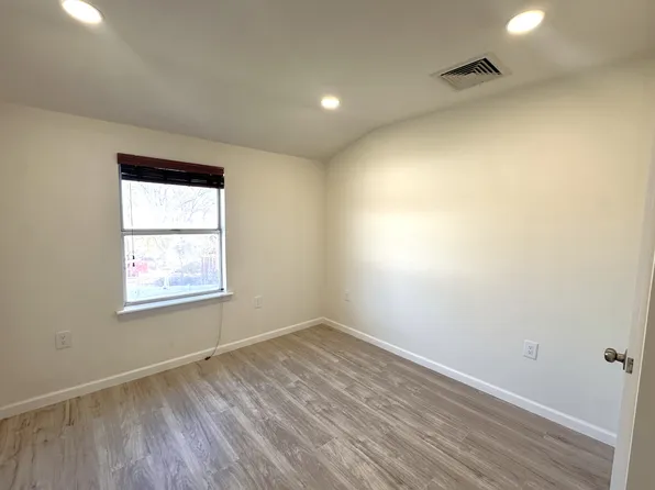 19-15 Clintonville Street image 9 of 17