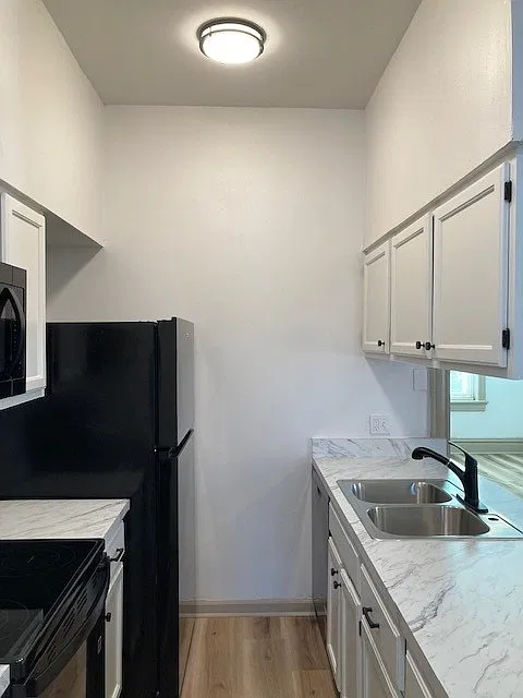 1 bed, 900 sqft, $1,000 — Photo 3