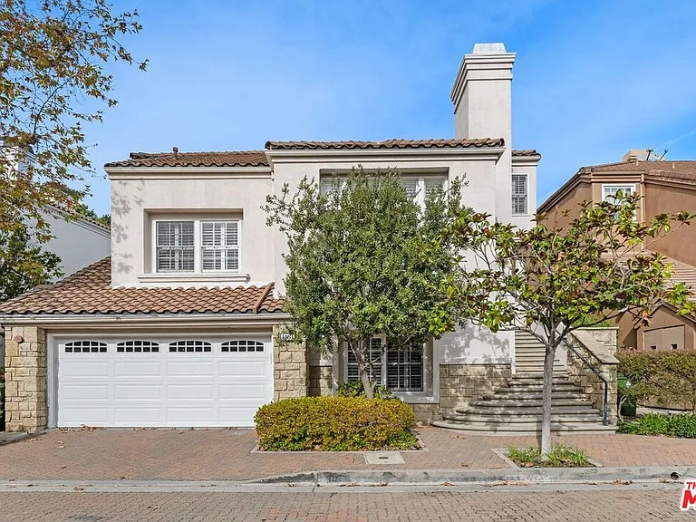 11815 Folkstone Ln — Photo 1