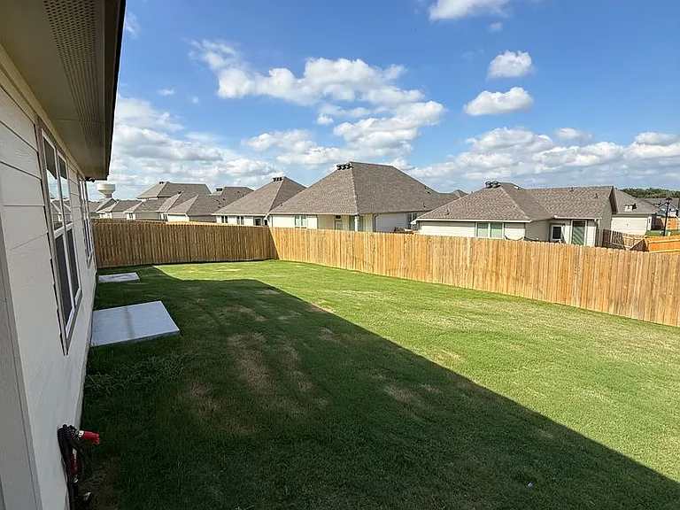 146 Ellenora Dr — Photo 2
