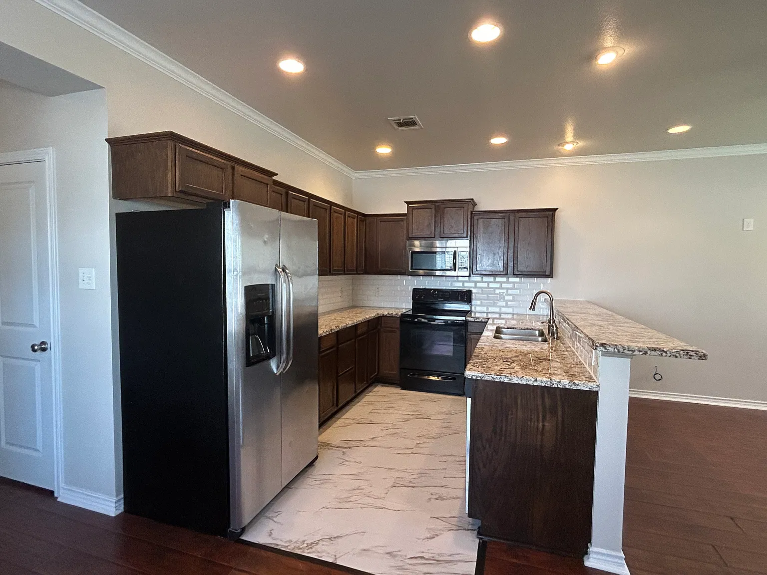 5 bed, 5.5 bath, 2006 sqft, $3,400 — Photo 3