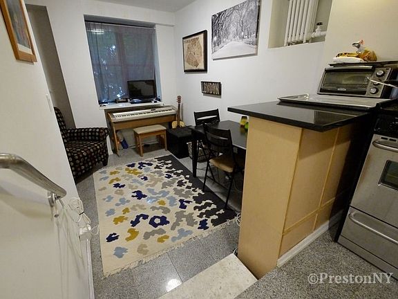 3rd image of 244 Waverly Pl APT 1B