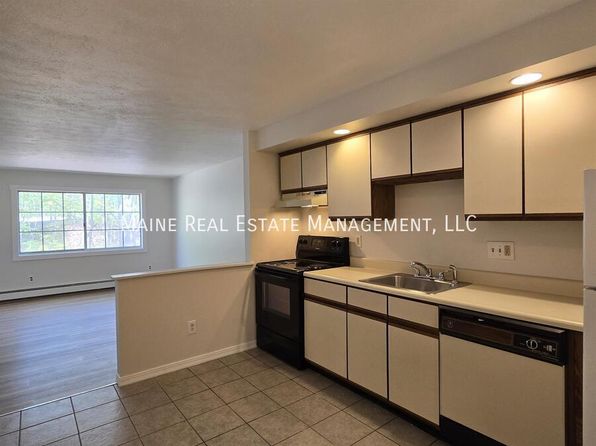 20 Tall Pines Dr, Lewiston, ME