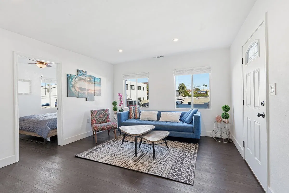 3 bed, 1.0 bath, 958 sqft, $4,350 — Photo 2