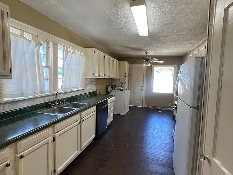 642 Robinson Pl — Photo 5