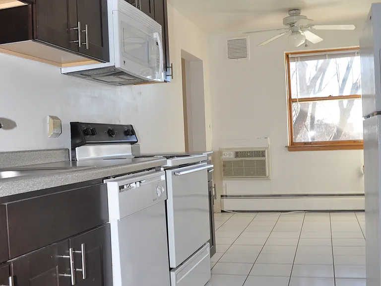 909 E Henry Clay St #304 — Photo 7