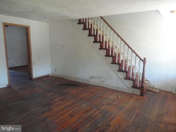 4th image of 2005 Devereaux Ave