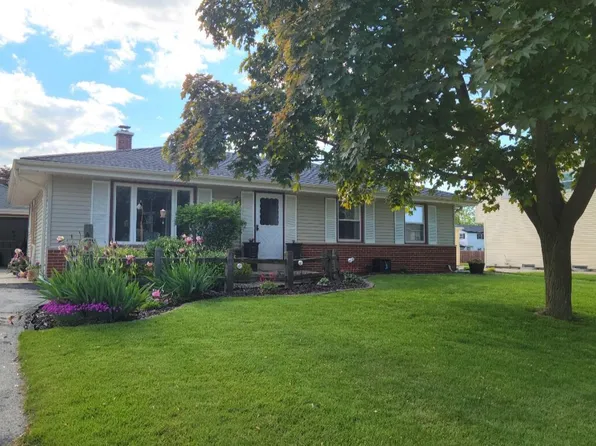 243 South Regis RD, Saukville, WI 53080