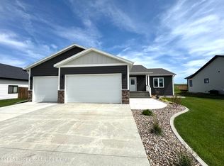 574 River Dr, Dickinson, ND 58601