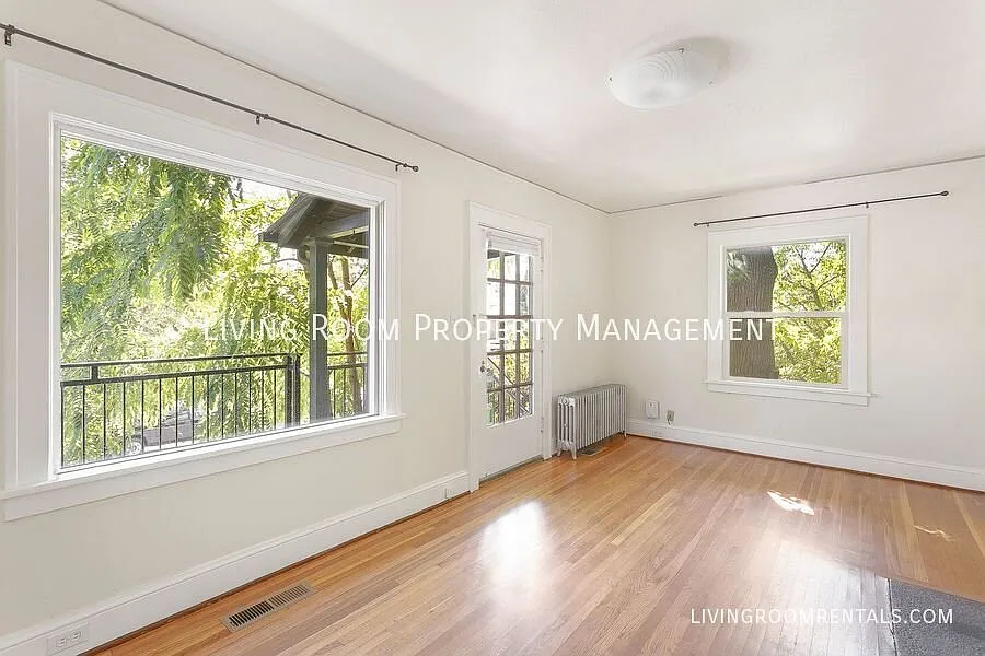 Spacious Buckman Duplex With An Attached Garage — Photo 4