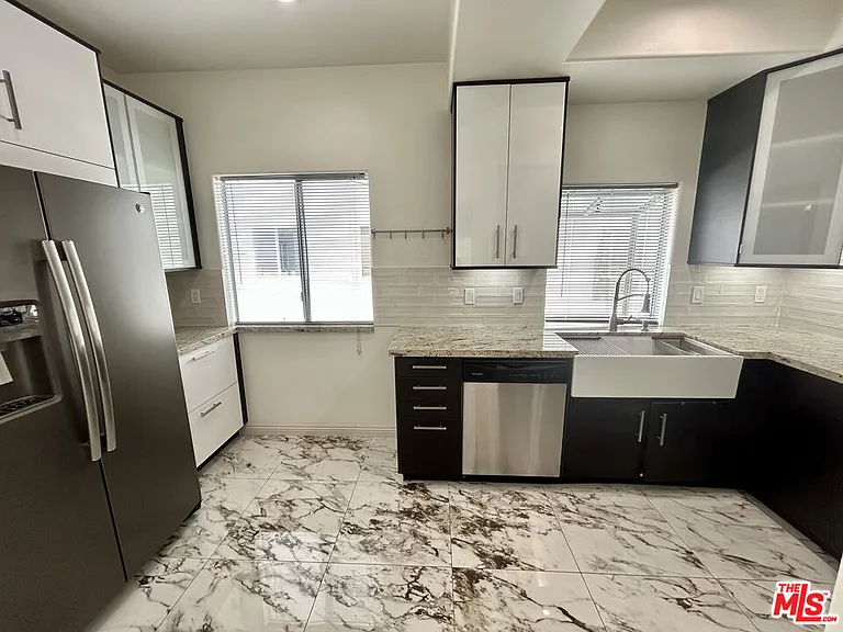 5145 Yarmouth Ave #25 — Photo 1
