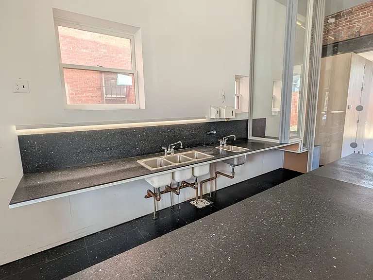 575 Niagara St #1 — Photo 5
