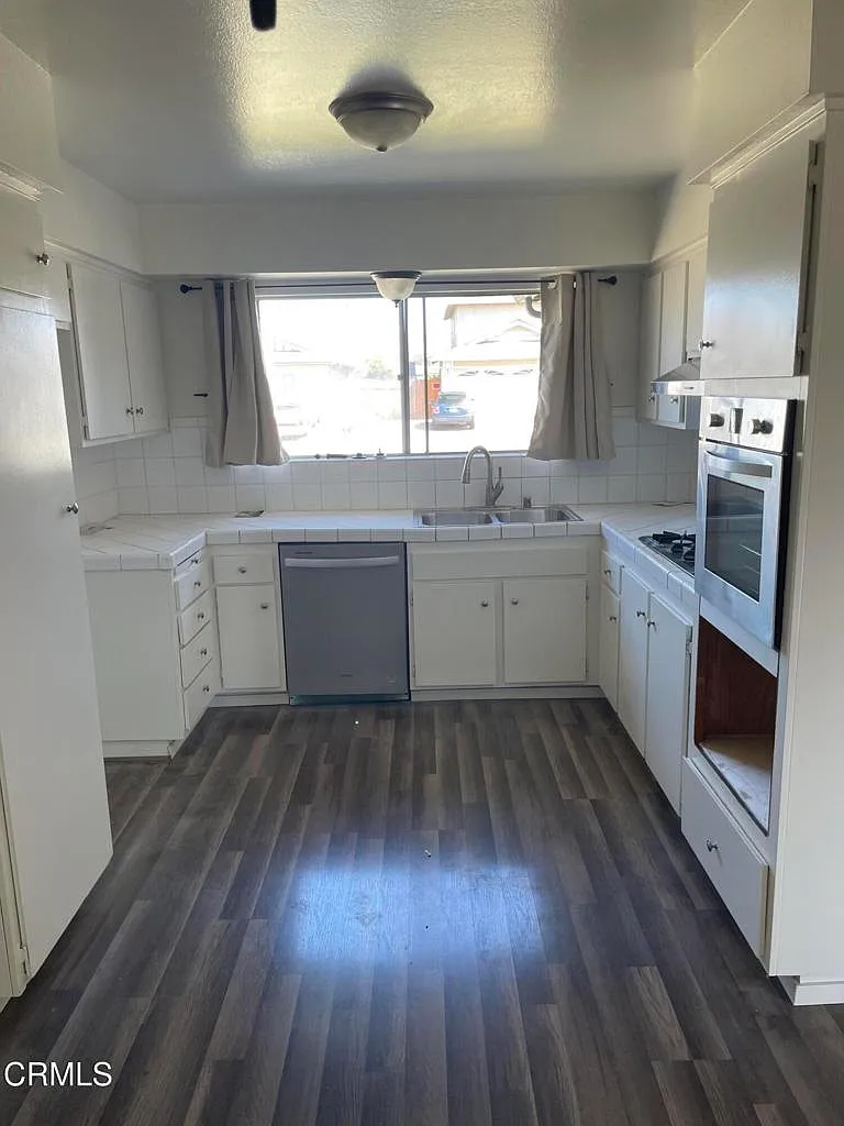 3 bed, 2.0 bath, 1438 sqft, $3,800 — Photo 3