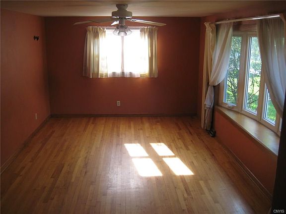 4th image of 16 Carol Dr