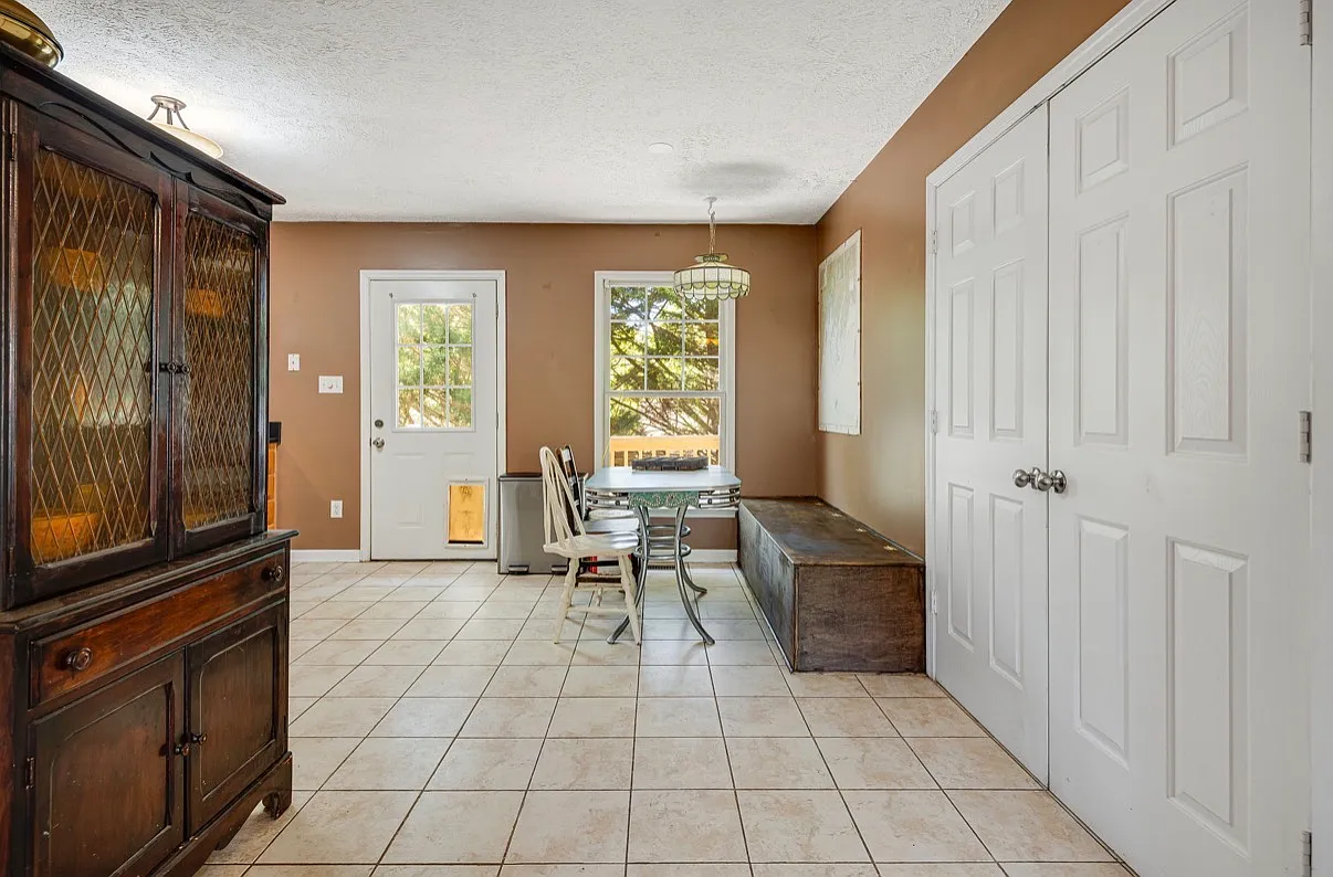 3 bed, 1100 sqft, $2,200 — Photo 4