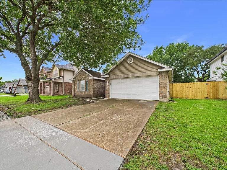 3718 Brookwood Dr — Photo 2