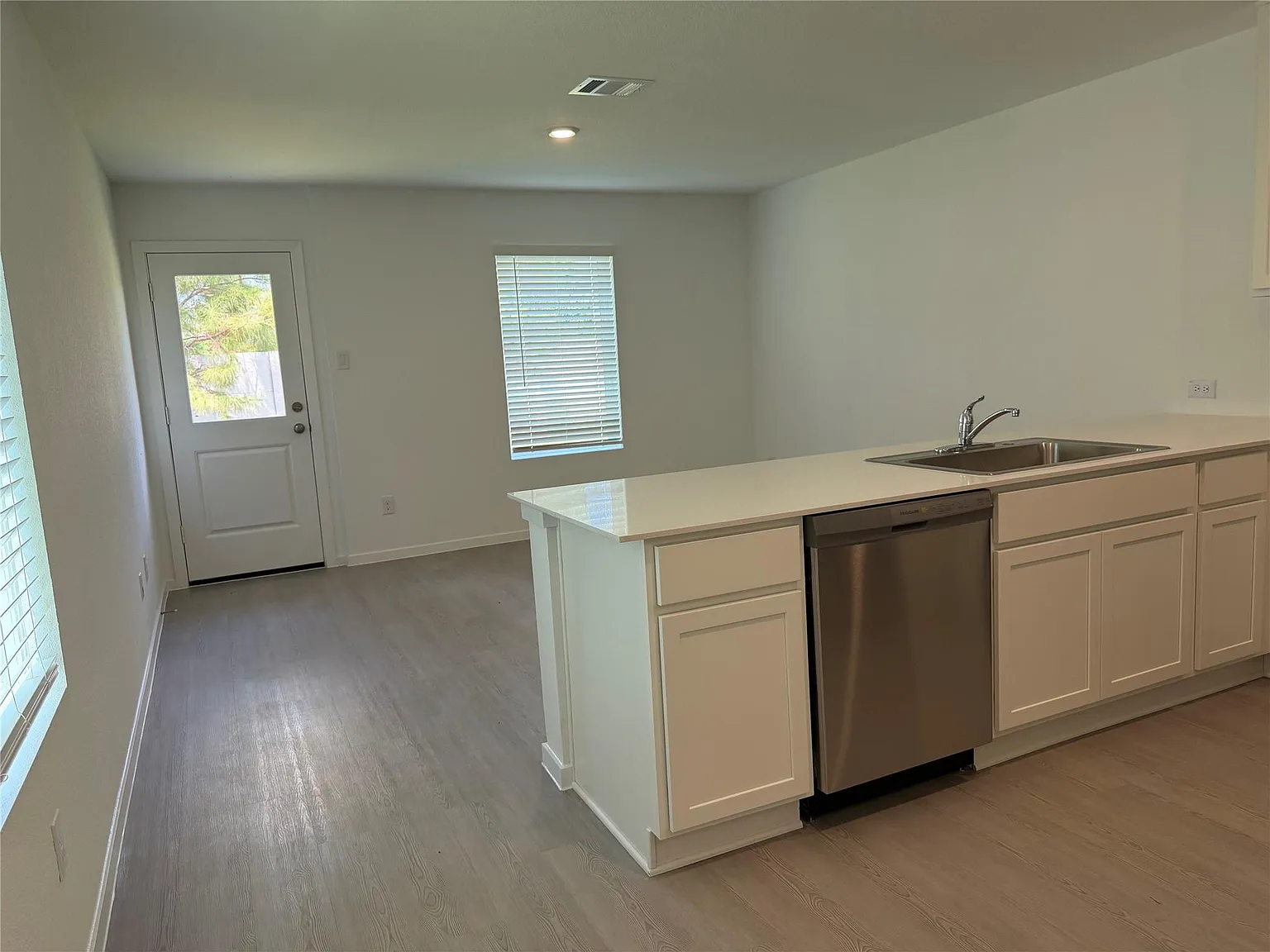 3 bed, 2.5 bath, 1189 sqft, $1,650 — Photo 2