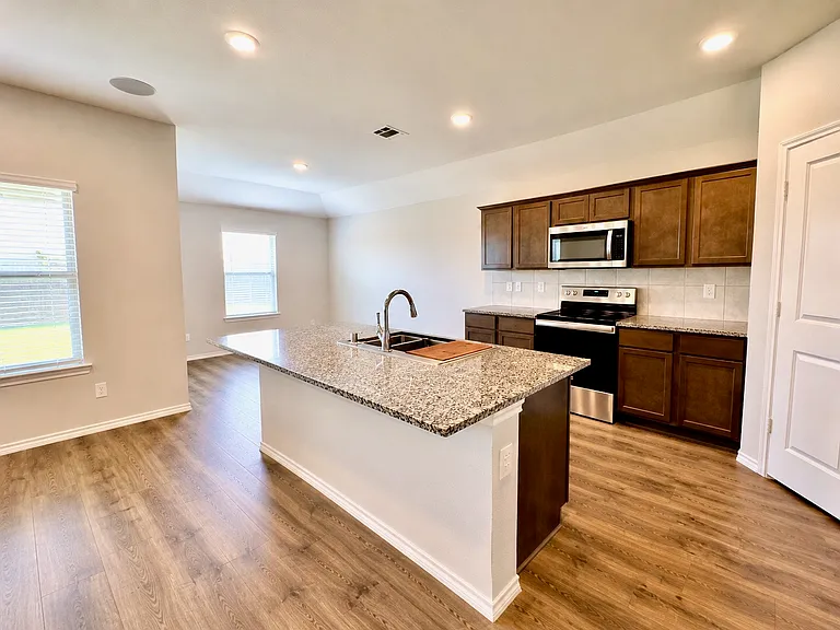 819 Rustic Way — Photo 4
