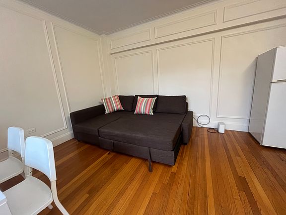 3rd image of 988 Memorial Dr APT 186