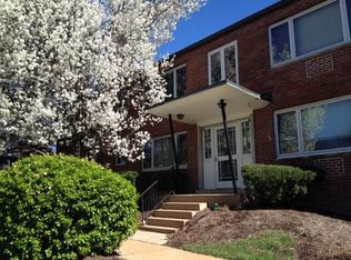 9020 Eager Rd, Saint Louis, MO 63144