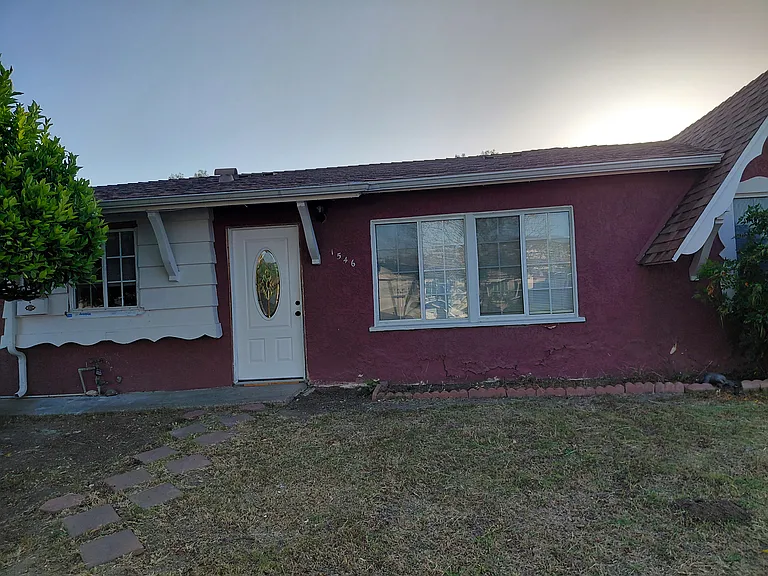 1546 Folkestone St — Photo 9