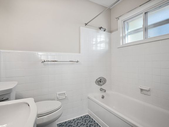 5th image of 2220 Heather Ln #1