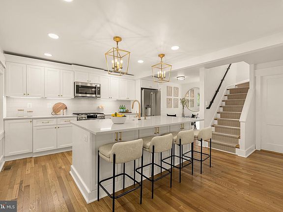 3rd image of 2832 Summerfield Rd
