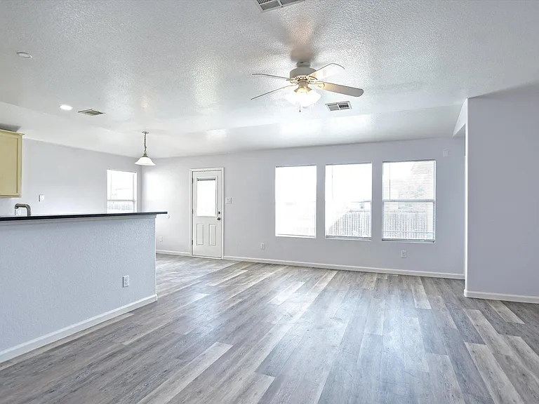 401 Bandara Woods Blvd — Photo 9