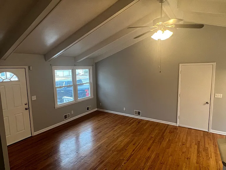 313 NE Florence Ave — Photo 3