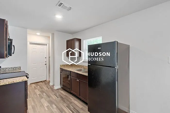 1603 Cole St — Photo 5