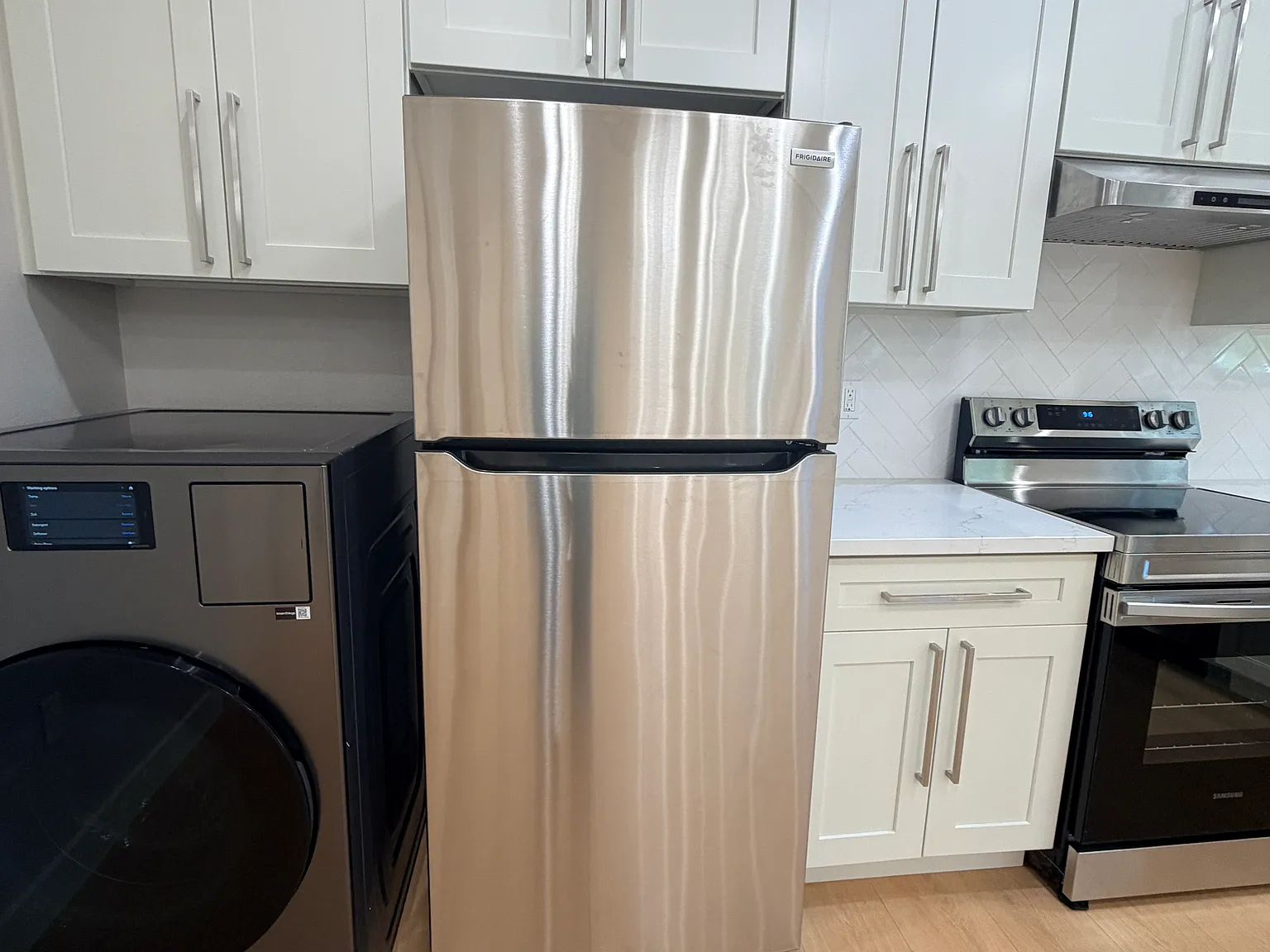 2 bed, 820 sqft, $4,300 — Photo 2