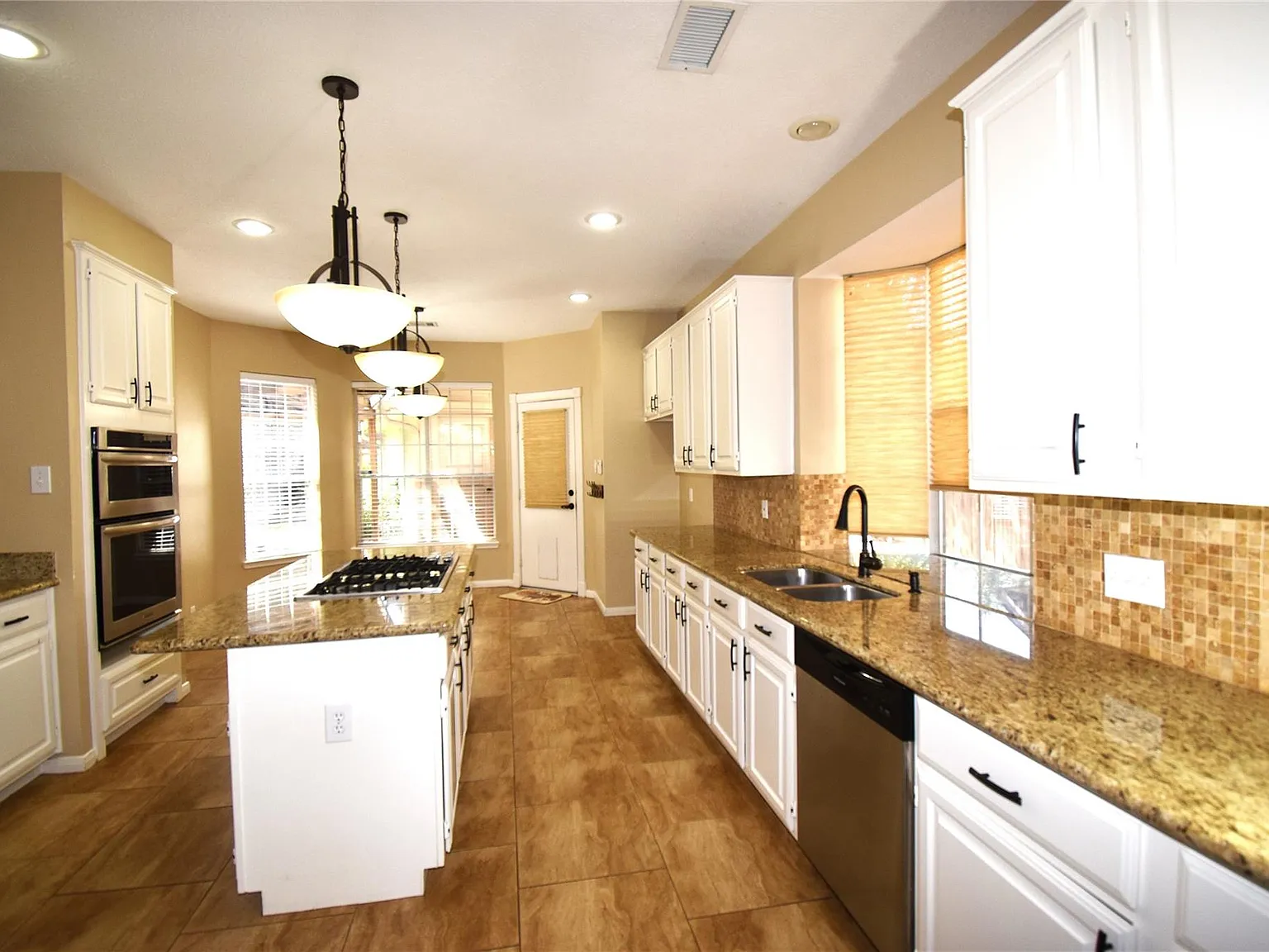 4 bed, 3.5 bath, 3251 sqft, $3,980 — Photo 2
