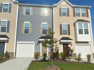 906 Arnold Place Dr, Fuquay Varina, NC 27526