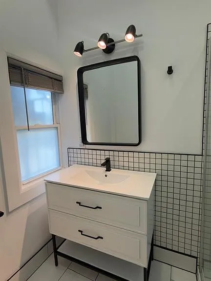 1154 Wyandotte St E #2 — Photo 10