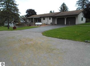 1109 E State St, Sterling, MI 48659