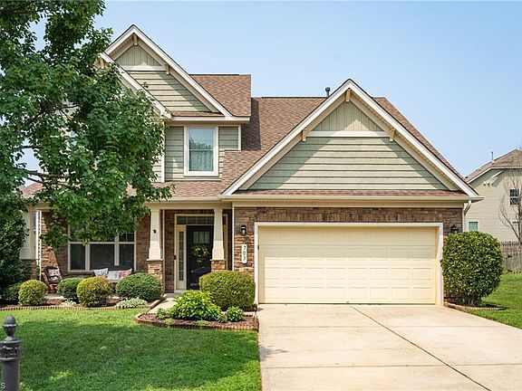 3rd image of 703 Fairway Dr