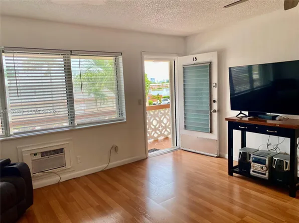 820 SW 11th Ave #15B, Hallandale Beach, FL 33009