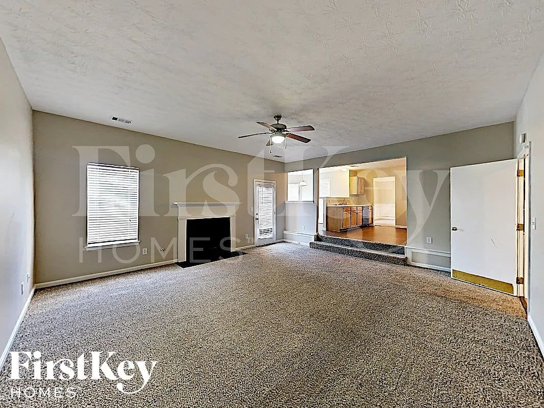 4 bed, 2.5 bath, 2558 sqft, $2,850 — Photo 3