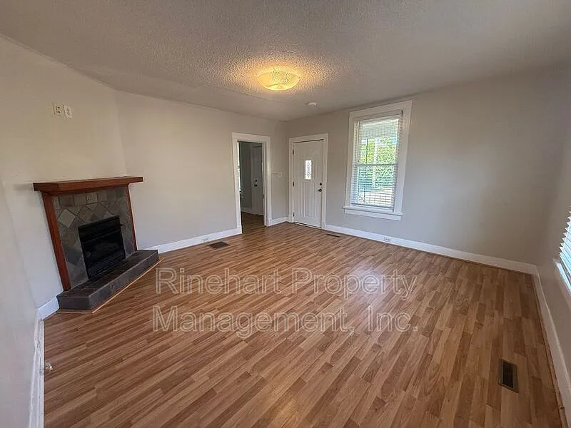 2 bed, 1.0 bath, 1130 sqft, $1,450 — Photo 3