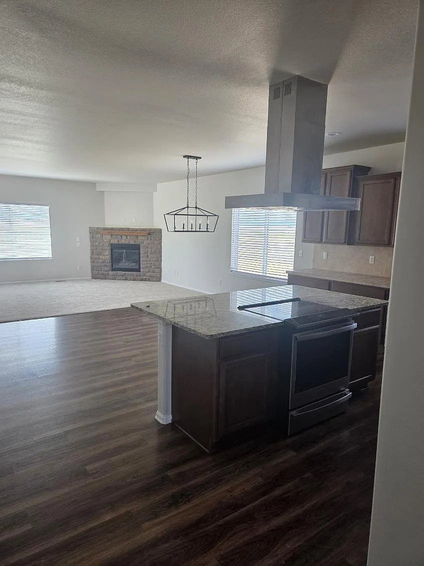 4 bed, 2422 sqft, $3,150 — Photo 2