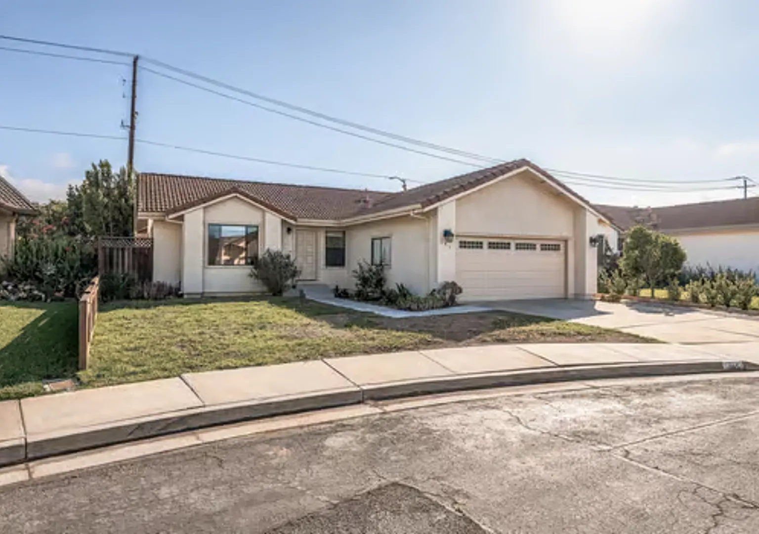 This is a 1,552 SQFT Single Family Home — Photo 2