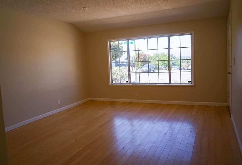 1st image of 352 Skyway Dr