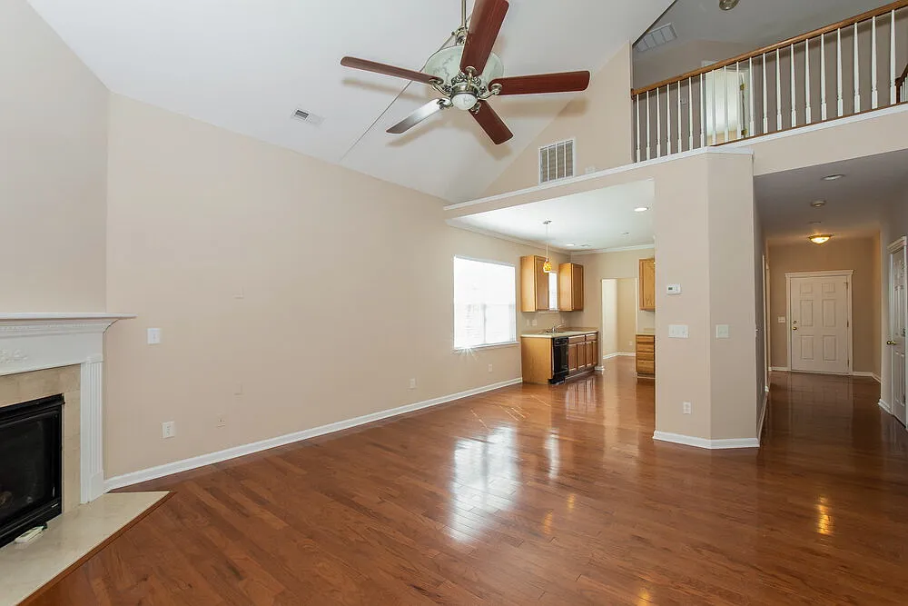 3 bed, 2.5 bath, 1967 sqft, $2,435 — Photo 2