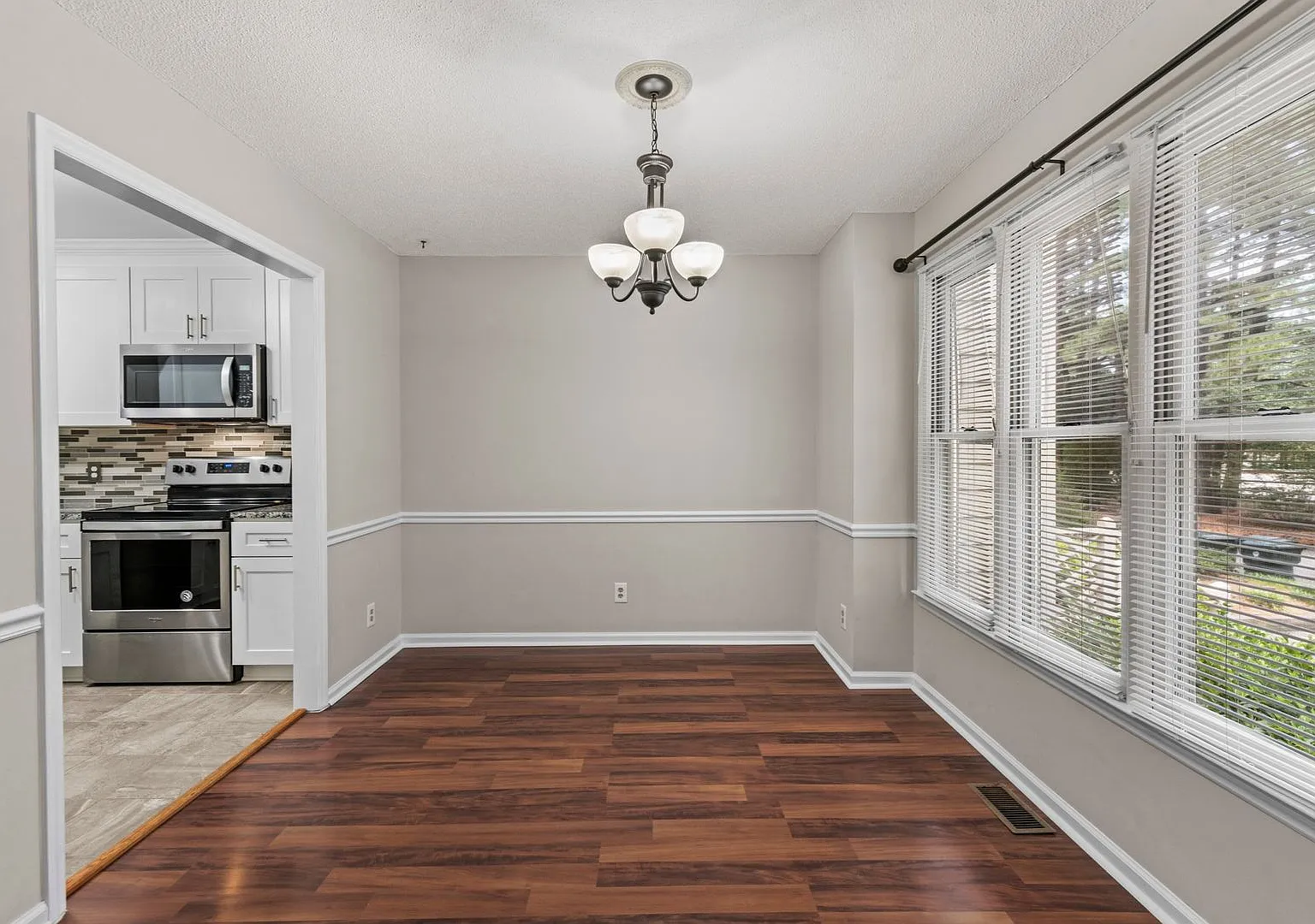 Updated and Adorable! 2 Bedroom Townhome in N/E Raleigh near REX, Glenwood, & Crabtree - Pet Frie... — Photo 4