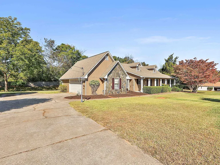 110 Hampton Woods Dr — Photo 4