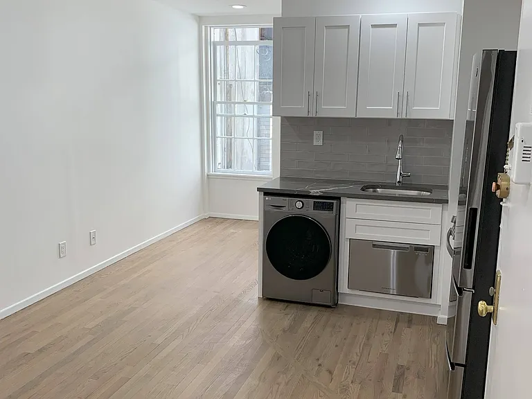 401 E 76th St #2W — Photo 3