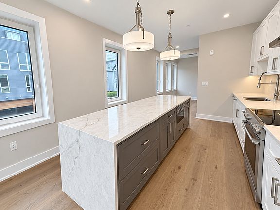5th image of 804 E 7th St #304